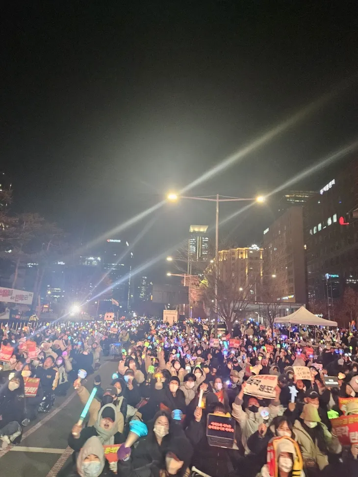 8일 영등포구 국회의사당 앞에서 윤석열 대통령 규탄 집회에 참여한 시민들이 형형색색의 ‘응원봉’을 들고 시위에 참여하고 있는 모습. 유규상 기자