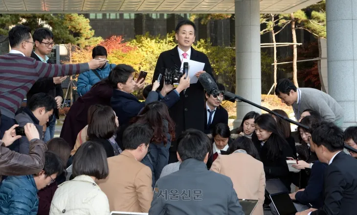 박근혜 전 대통령의 변호인 유영하 변호사가 2016년 15일 서울 서초구 서울고등법원에서 변호인으로서 입장을 밝히고 있다. 2016.11.15 서울신문DB