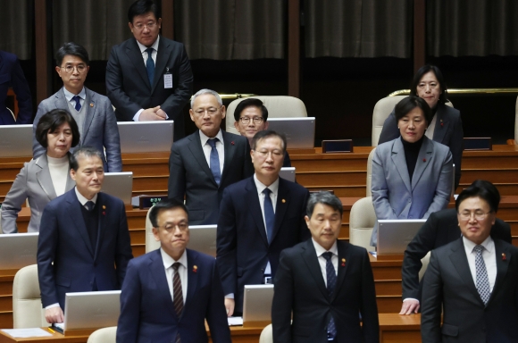 “국민께 허리 굽혀 사죄하세요”…끝까지 버틴 장관 누구