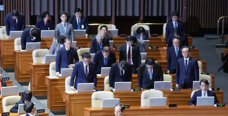 김문수 고용노동부 장관이 11일 오후 국회 본회의에서 진행된 ‘윤석열 대통령 위헌적 비상계엄 선포 내란행위 관련 긴급현안질문’에서 더불어민주당 서영교 의원의 사과요구를 거부한 채 다른 국무위원들과 달리 자리에 앉아 있다. 2024.12.11 연합뉴스