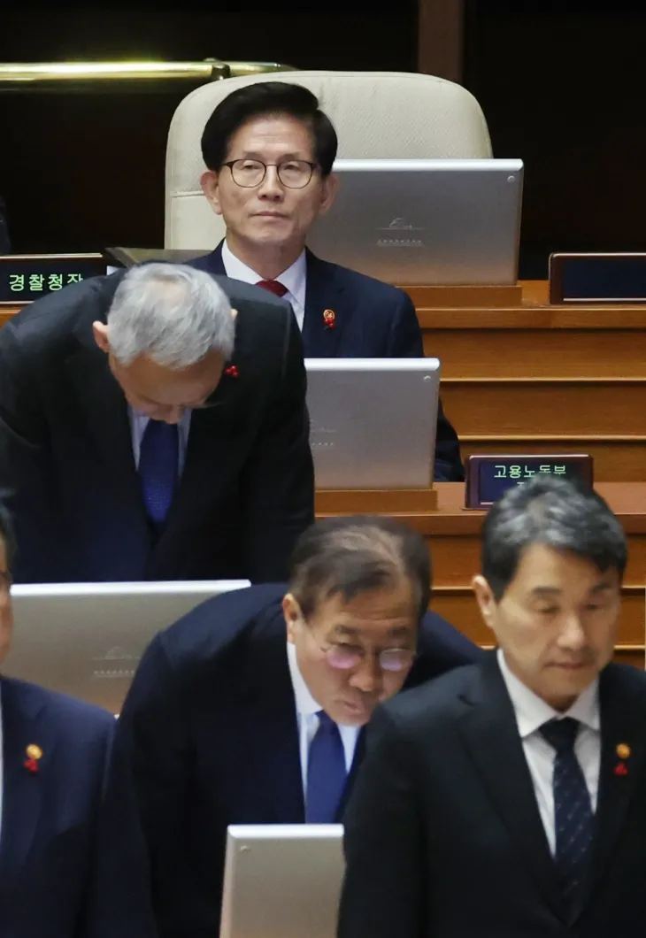 김문수 고용노동부 장관이 11일 오후 국회 본회의에서 진행된 ‘윤석열 대통령 위헌적 비상계엄 선포 내란행위 관련 긴급현안질문’에서 더불어민주당 서영교 의원의 사과요구를 거부한 채 다른 국무위원들과 달리 자리에 앉아 있다. 2024.12.11 연합뉴스