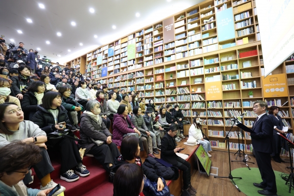 [2024 세계노벨문학축제]“어둠 속에 ‘빛’ 남기는 한강 작품…혼란스러운 세상 밝힐 것”