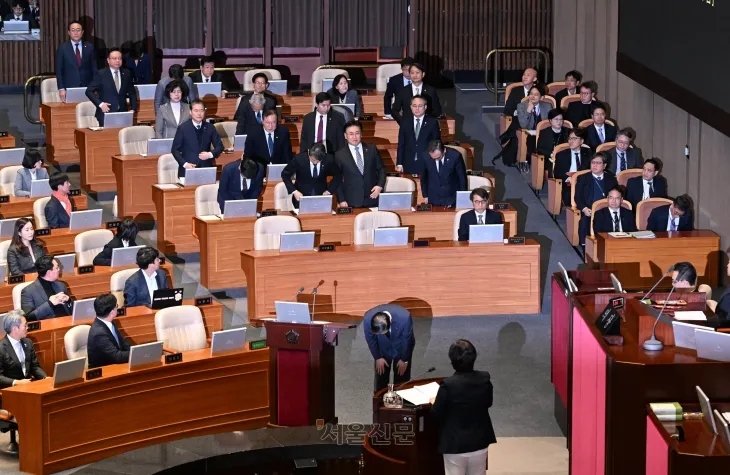 野 사과 요구에… 고개 숙인 국무위원, 자리 지킨 김문수