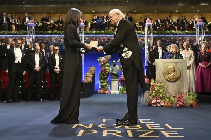 한강(왼쪽)이 10일(현지시간) 오후 스웨덴 스톡홀름 콘서트홀에서 열린 2024 노벨상 시상식에서 칼 구스타프 16세 스웨덴 국왕으로부터 노벨문학상 증서와 메달을 건네받고 있다. 스톡홀름 AP