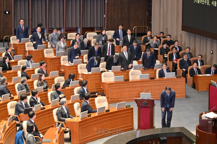 한덕수 국무총리를 비롯한 국무위원들이 11일 오후 국회 본회의에서 진행된 ‘윤석열 대통령 위헌적 비상계엄 선포 내란행위 관련 긴급현안질문’에서 더불어민주당 서영교 의원의 요구에 따라 일어서서 대국민 사과 인사를 하고 있다. 2024.12.11안주영 전문기자