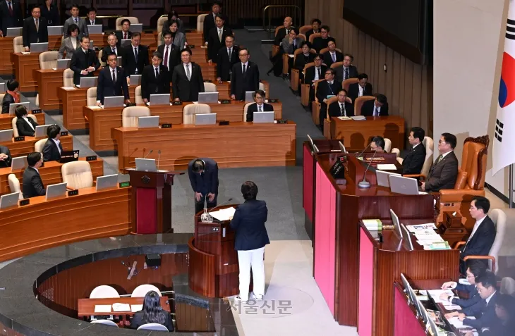 한덕수 국무총리를 비롯한 국무위원들이 11일 오후 국회 본회의에서 진행된 ‘윤석열 대통령 위헌적 비상계엄 선포 내란행위 관련 긴급현안질문’에서 더불어민주당 서영교 의원의 요구에 따라 일어서서 대국민 사과 인사를 하고 있다. 2024.12.11안주영 전문기자