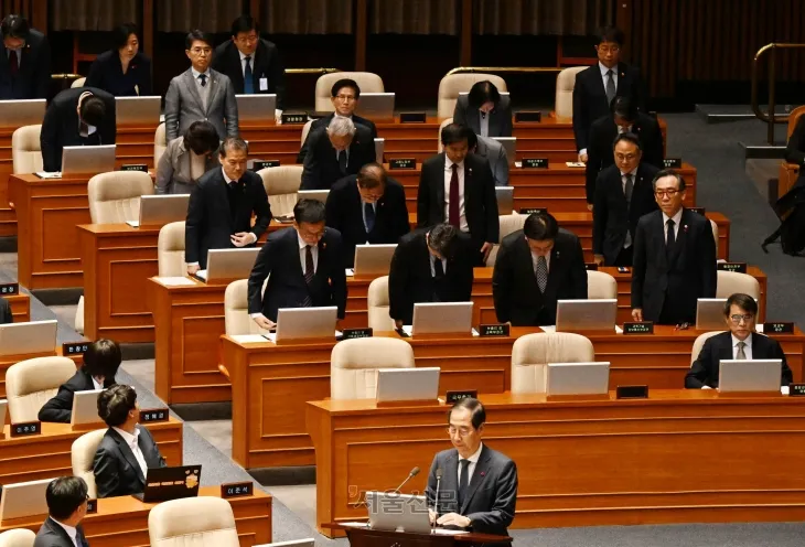 한덕수 국무총리를 비롯한 국무위원들이 11일 오후 국회 본회의에서 진행된 ‘윤석열 대통령 위헌적 비상계엄 선포 내란행위 관련 긴급현안질문’에서 더불어민주당 서영교 의원의 요구에 따라 일어서서 대국민 사과 인사를 하고 있다. 2024.12.11안주영 전문기자
