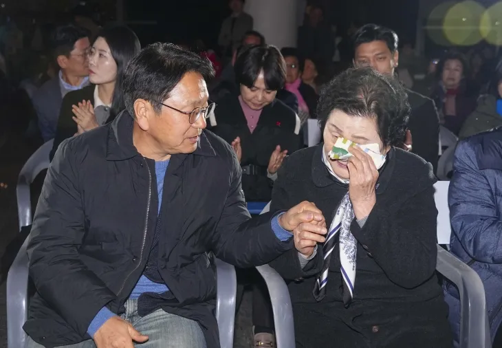 11일(한국시간) 오전 광주시청 시민홀에서 열린 축하 행사에서 5·18 소년열사 문재학의 어머니 김길자(오른쪽)씨가 눈물을 훔치고 있다. 문 열사는 한강의 소설 ‘소년이 온다’ 속 주인공 ‘동호’의 실제 모델이다. 광주시 제공