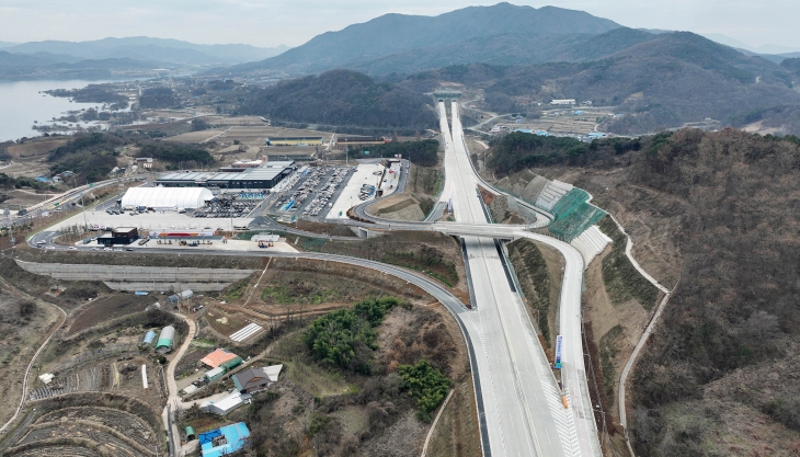 지난 9일 개통된 서부내륙고속도로. 일반인의 통행이 이뤄지기 전 모습이다.  충남도 제공