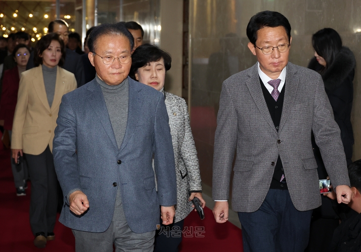 국민의힘 중진의원들이 11일 우원식 국회의장이 ‘12·3 비상계엄 사태’에 대한 국회의 국정조사를 추진하겠다고 밝히자 국회의장실로 항의 방문하고 있다.   안주영 전문기자