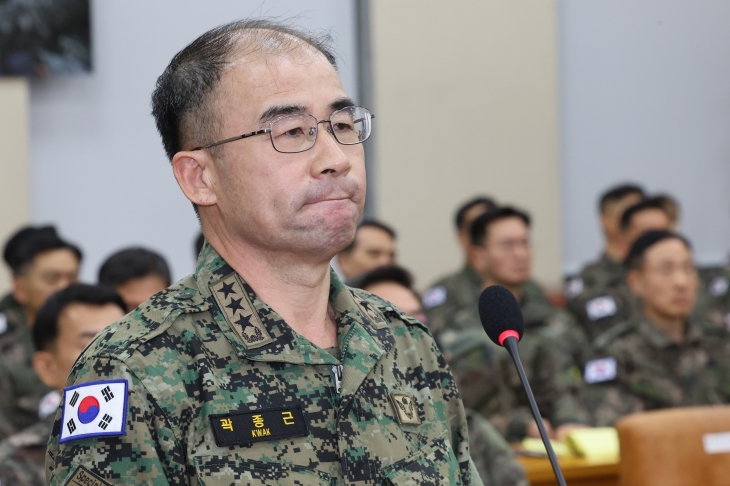 곽종근 육군 특수전사령관이 10일 국회 국방위원회 전체 회의에서 계엄 당시 윤석열 대통령과의 통화 내용을 공개하며 굳은 표정을 짓고 있다. 2024.12.10 연합뉴스