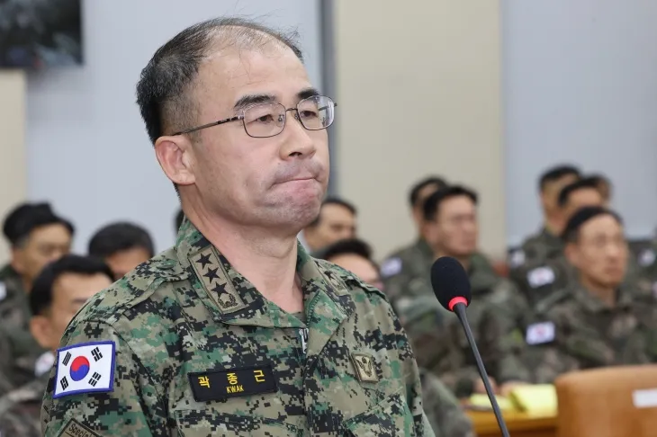 곽종근 육군 특수전사령관이 10일 국회 국방위원회 전체 회의에서 계엄 당시 윤석열 대통령과의 통화 내용을 공개하며 굳은 표정을 짓고 있다. 2024.12.10 연합뉴스