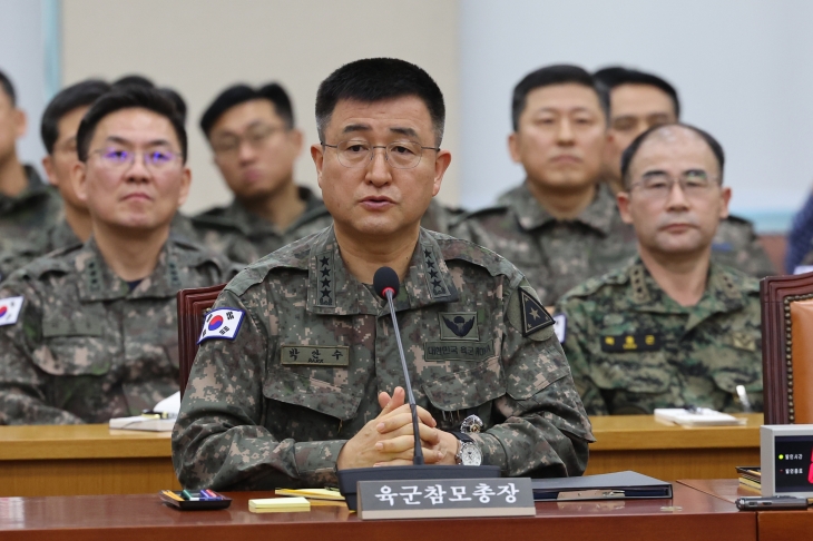 계엄사령관 역할을 했던 박안수 육군참모총장이 10일 국회 국방위원회 전체 회의에서 비상계엄 경위 등과 관련한 질의에 답하고 있다. 2024.12.10 연합뉴스