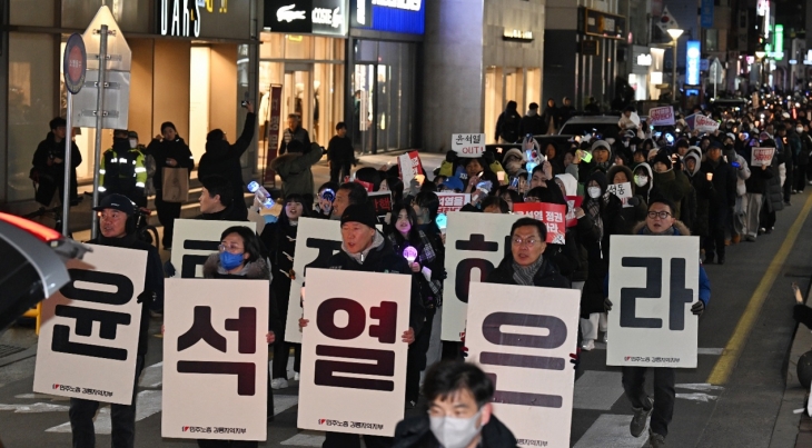 강원 강릉시 월화거리 일원에서 강릉시민들이 촛불 집회를 열고 윤석열 탄핵을 촉구하며 거리 행진을 벌이고 있다. 2024.12.8 연합뉴스