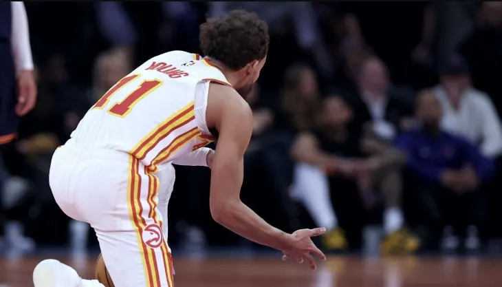 12일(한국시간) 미국 뉴욕 닉스와의 정규리그를 겸한 NBA컵 8강전 종료 직전 코트 중앙에서 주사위 놀이를 하는 듯한 퍼포먼스를 하는 애틀랜타 호크스의 트래 영.  NBA 캡처