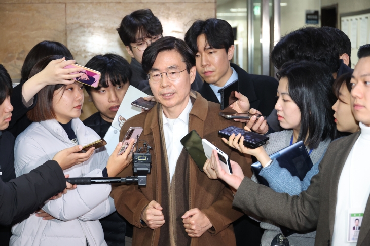 취재진 질문에 답하는 조경태