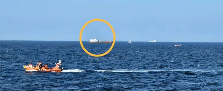 해경이 135금성호 침몰해역 비양도 북서쪽 22㎞ 해상에서 실종자 수색을 하고 있다. 원안은 바지선의 모습. 제주 강동삼 기자