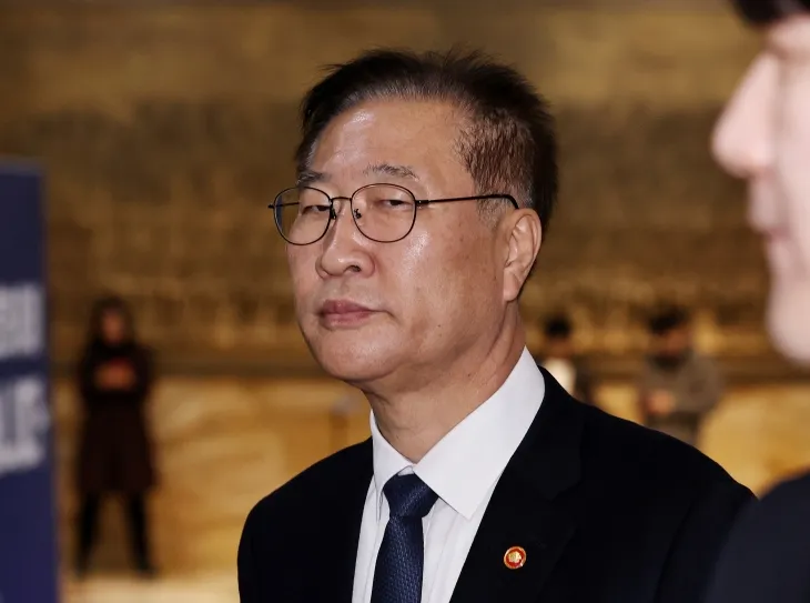 박성재 법무부 장관이 11일 오후 서울 여의도 국회에서 열린 제419회국회(임시회) 제1차 본회의 윤석열 대통령 위헌적 비상계엄 선포 내란행위 관련 긴급현안질문에 출석하고 있다. 2024.12.11 뉴스1