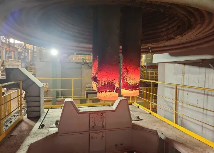 포스코퓨처엠이 제조 기술을 국산화한 직경 300㎜의 UHP(Ultra High Power)급 전극봉. 포스코퓨처엠 제공