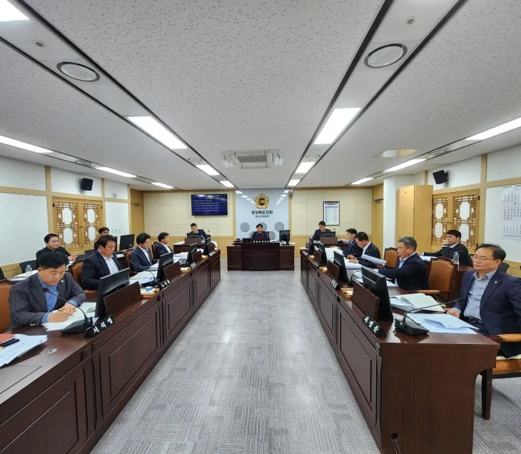 지난 11일 2024년도 행정사무감사 결과보고서를 채택하고, 조례안 및 2024년도 제2회 추가경정예산안을 심사한 경북도의회 농수산위원회(위원장 신효광). 경북도의회 제공