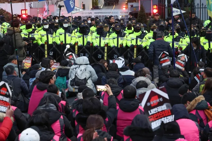 민주노총 등 단체 회원들이 12일 오후 서울 용산구 한남동 대통령 관저 입구에서 윤석열 대통령 탄핵, 국민의힘 해체를 촉구하는 시위를 벌이고 있다. 2024.12.12 연합뉴스