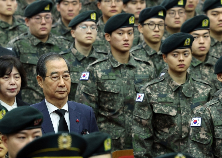 전사자 봉안식 참석한 한 총리… 장병들은 곁눈질