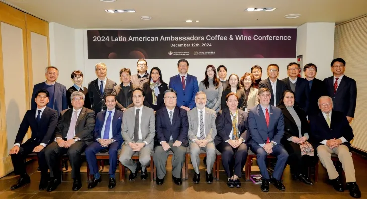 초청 설명회 후 박원석 고양시 제1부시장(앞줄 왼쪽에서 5번째) 및 사단법인 글로벌커피네트워크 임원들이 커피 벨트국가에 속한 남미 12개국 주요 외교관들과 기념사진을 찍고 있다. [글로벌커피네트워크 제공]