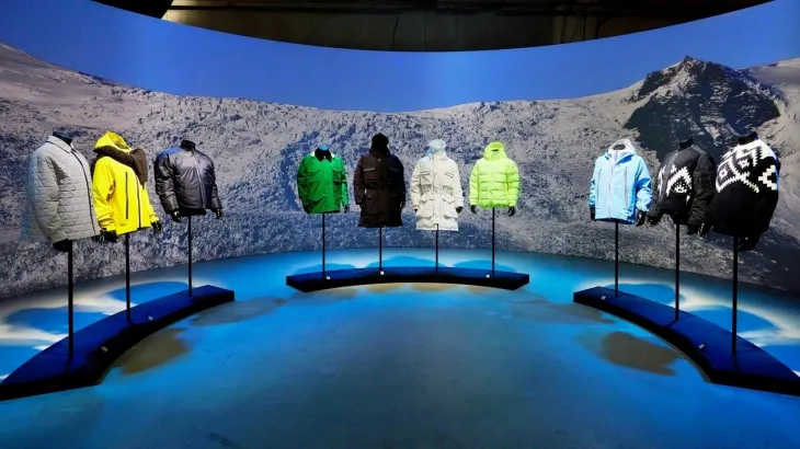 롯데지에프알 스노우구스 바이 캐나다구스 팝업스토어 1층 컬렉션 전시존. 롯데지에프알 제공