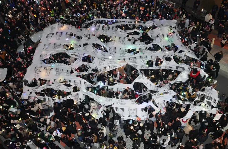 탄핵소추안 투표 불참 의원 규탄 현수막 찢는 시민들