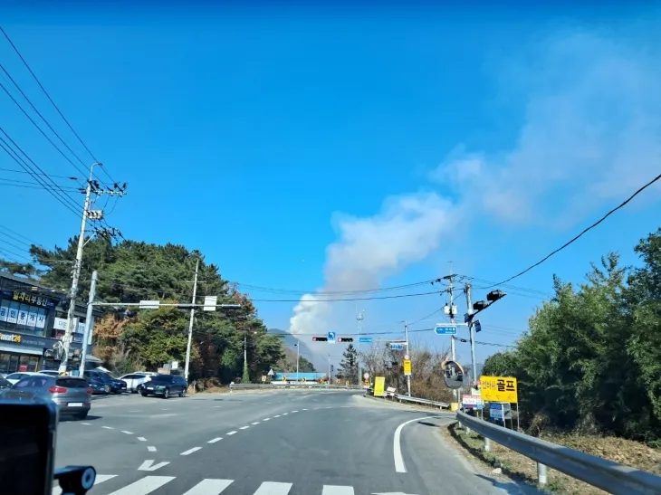 지난 12일 울산 울주 범서읍 야산에서 발생한 산불. 울산소방본부 제공