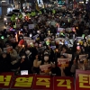 살을 에는 듯한 추위도, 눈비도 막지 못한다…시민들은 거리로, 단체장은 1인 시위