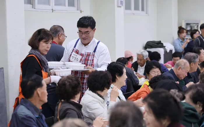 박상수 강원 삼척시장은 10월 15일 도계노인대학에서 짜장면 배식봉사를 했다. 삼척시 제공
