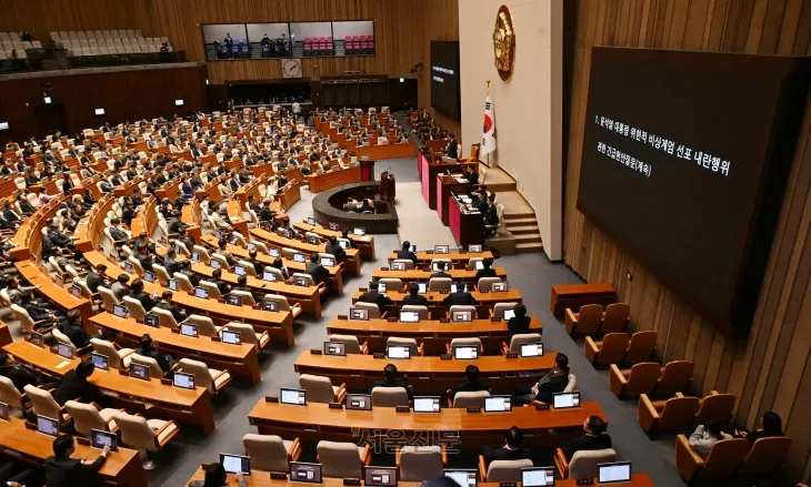 13일 오후 서울 여의도 국회에서  제419회국회(임시회) 제3차 본회의에서윤석열 대통령 위헌적 비상계엄 선포 내란행위 관련 긴급현안질문‘이 열리고 있다. 2024.12.13안주영 전문기자