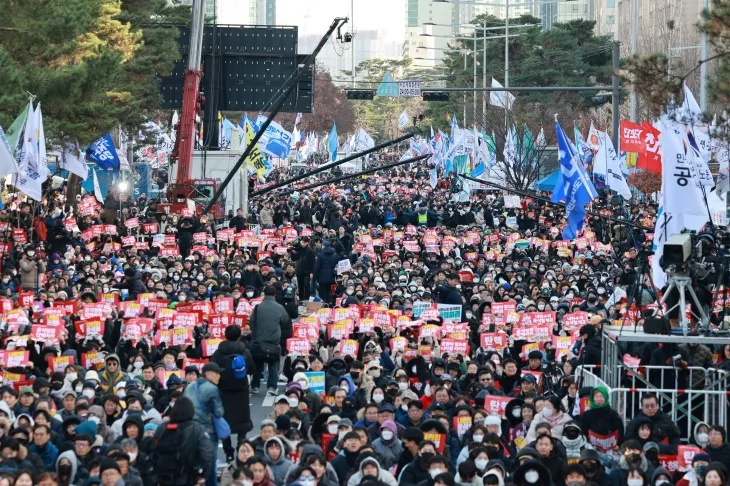 첫 번째 탄핵 표결이 있었던 지난 7일 오후 서울 여의도 국회 앞에서 열린 촛불집회에 시민들이 모여 구호를 위치는 모습. 두 번째 탄핵 표결이 있는 14일에는 더 많은 인파가 몰릴 것으로 예상된다. 연합뉴스