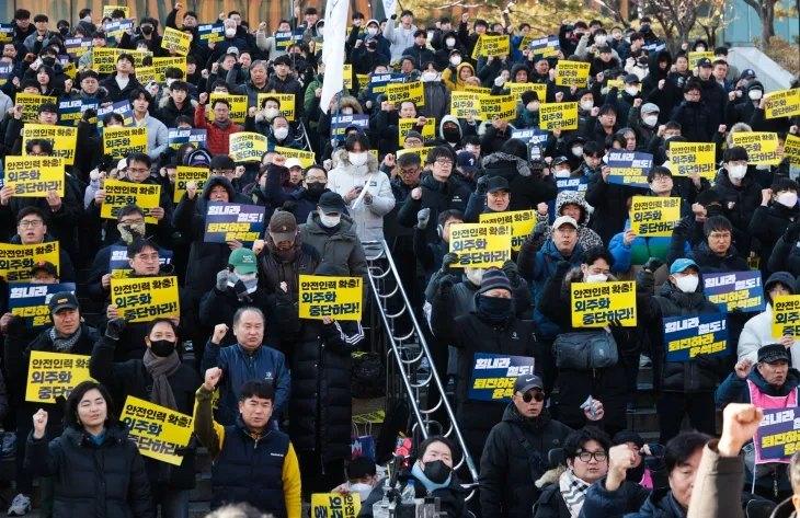 공공운수노조 조합원들이 지난 9일 서울역에서 열린 ‘힘내라 철도 퇴진하라 윤석열’ 철도파업 지지 문화제에서 구호를 외치고 있다. 연합뉴스