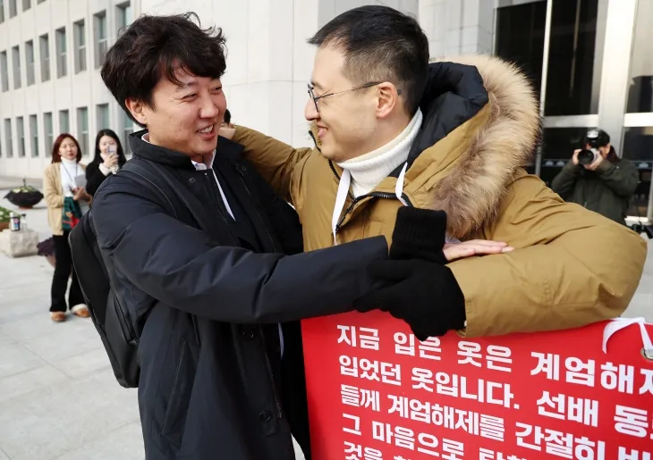 김상욱(오른쪽) 국민의힘 의원이 13일 오전 서울 여의도 국회 본관 앞에서 윤석열 대통령 탄핵 표결 찬성을 호소하던 중 이준석 개혁신당 의원과 인사를 나누고 있다. 2024.12.13 뉴스1