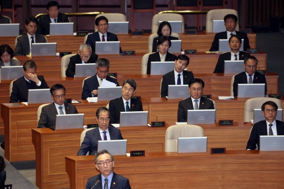 최상목·조태열 “尹, ‘비상계엄 조치’ 한장짜리 종이 건넸다”