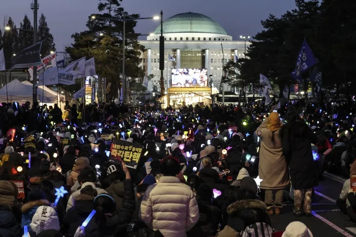 윤석열 대통령 2차 탄핵안 표결을 하루 앞둔 13일 오후 국회의사당 앞에서 시민들이 형형색색의 응원봉과 ‘내란수괴 윤석열 즉각 탄핵’ 등이 적힌 손팻말을 들고 탄핵을 촉구하고 있다. 뉴시스