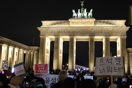 “윤석열, 히틀러 따라 한 것”…독일·영국서도 尹 탄핵 촉구 집회