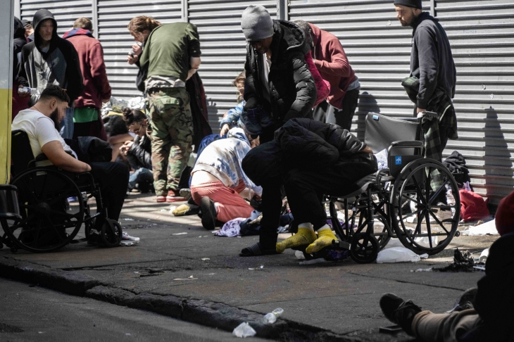 켄싱턴 거리의 젊은 사람들이 마약에 취한 상태로 거리를 서성이고 있다. 사진=홍윤기 기자