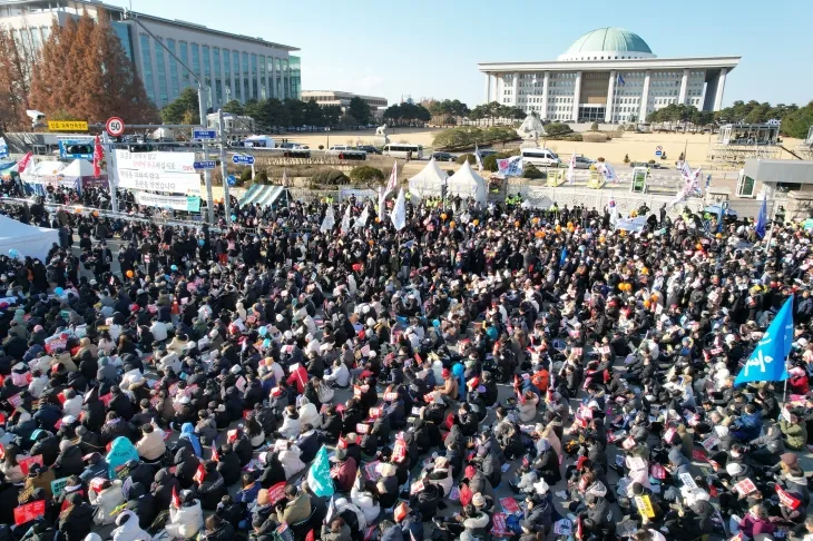 국회 앞에 모인 탄핵 촉구 시민들