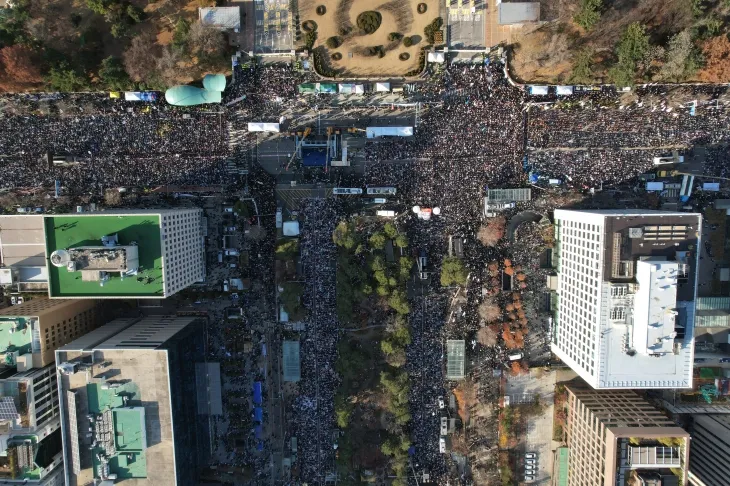 국회 앞에 모인 탄핵 촉구 시민들