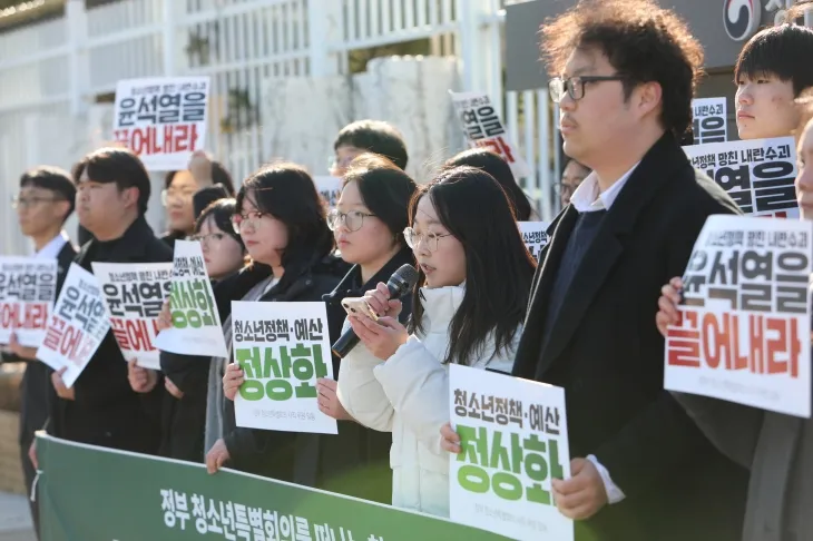 14일 정부서울청사 앞에서 여성가족부 산하 청소년특별회의 위원 24인이 사직선언 발표 기자회견을 열고 있다. 위원 일동은 “12.3 비상계엄 내란사태를 계기로, 국민 인권과 민주주의를 유린하는 윤석열 정부 소속으로 활동을 이어나갈 수 없다고 판단했다”고 밝혔다. 2024.12.14 정부 청소년특별회의 사직 위원 제공