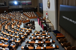 탄핵소추안 가결 선포… 우원식 “희망은 국민 속에”