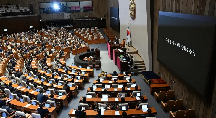 우원식 국회의장이 14일 서울 여의도 국회에서 윤석열 대통령에 대한 2차 탄핵소추안을 가결시키고 있다. 2024.12.14 오장환 기자