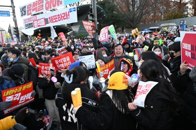 탄핵 촉구 200만 시민들 “국민이 이겼다”…환호와 안도의 국회 앞