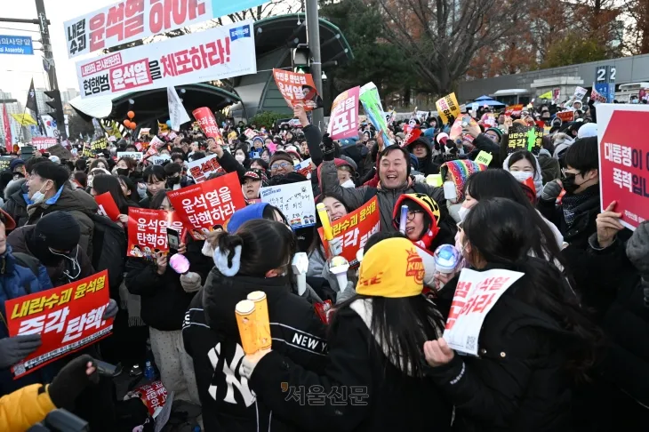 윤석열 대통령 탄핵소추안이 가결된 14일 오후 서울 여의도 국회의사당 앞에 모인 시민들이 ‘내란범 윤석열 탄핵하라’ 등의 피켓을 든 채 환호하고 있다. 오후 5시 기준 200만명(주최 측 추산·비공식 경찰 추산 20만명)이 이 자리에 모였다. 일부 시민들은 서로를 얼싸안고 눈물을 흘리기도 했다. 홍윤기 기자