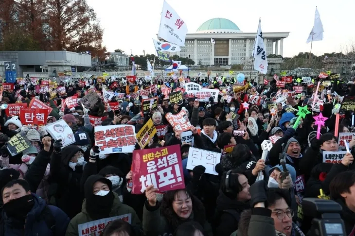 윤 탄핵안 통과에 환호하는 촛불집회 참가자들