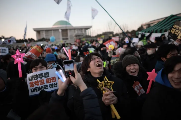 윤석열 대통령 탄핵소추안이 가결된 14일 오후 서울 여의도 국회의사당 앞에 모인 시민들이 ‘내란주범 윤석열 퇴진’ 등의 피켓을 든 채 환호하고 있다. 오후 5시 기준 200만명(주최 측 추산·비공식 경찰 추산 20만명)이 이 자리에 모였다. 일부 시민들은 서로를 얼싸안고 눈물을 흘리기도 했다. 뉴시스