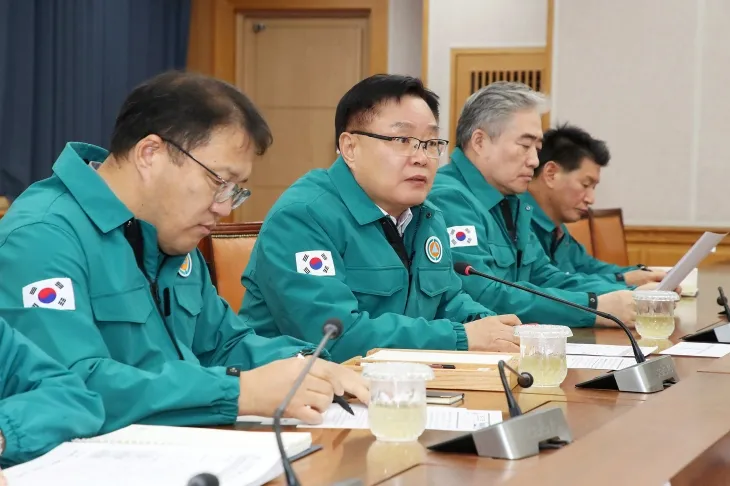 14일 긴급 간부회의에서 발언하는 홍남표(왼쪽서 두 번째) 창원시장. 2024.12.14. 창원시 제공